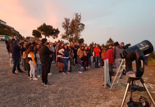 Arredor de cen persoas participaron onte no visionado do eclipse parcial de lúa no Pico Sacro